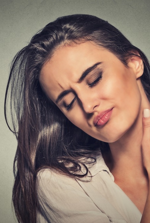 التواء الرقبة يحصل نتيجة حوادث السيارات او الحوادث الرياضية