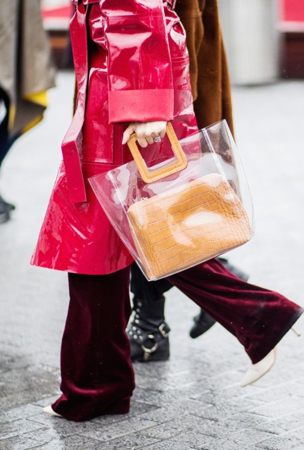 شنط يد شفافة بأسلوب Valentino