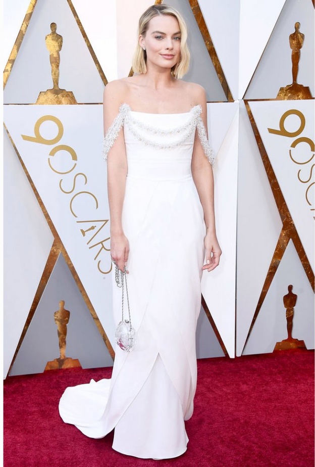 كايت بيكنسيل في فستان أبيض اوف شولدرز من باميلا رولاند. 