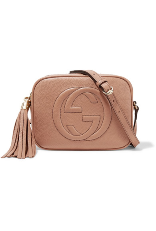 شنطة صغيرة باللون البني الفاتج من دار غوتشي Gucci