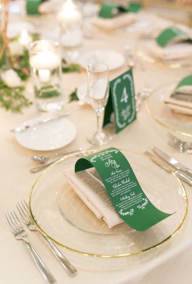 إستكملي إطلالتك باللون الاخضر الملكي