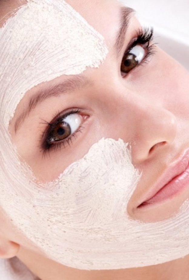 تقشير البشرة طبيعياً هو تقشير سطحي بمواد طبيعية 