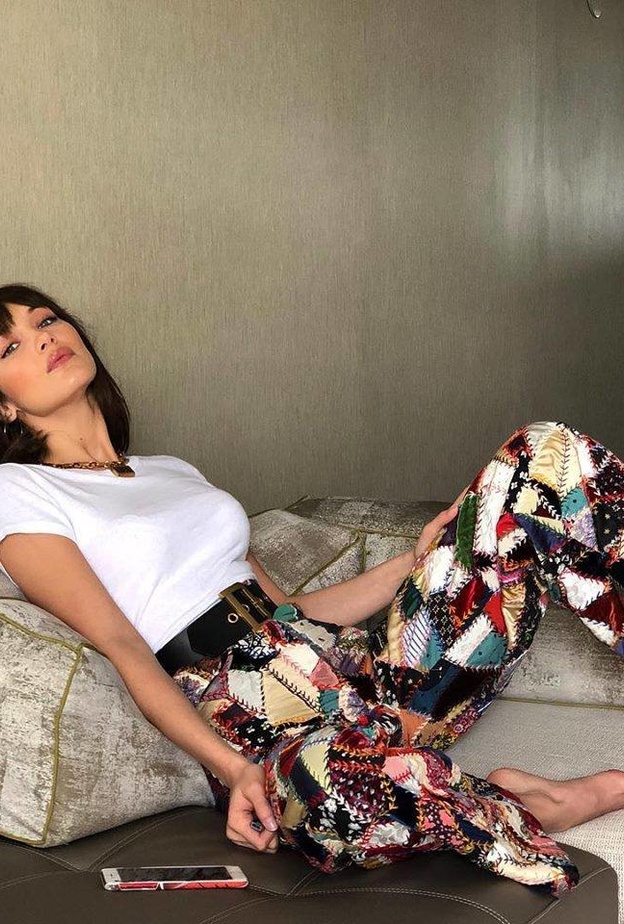 اطلالة حملت توقيع ديور وتألفت من توب ابيض مع سروال الـpatchwork الملوّن