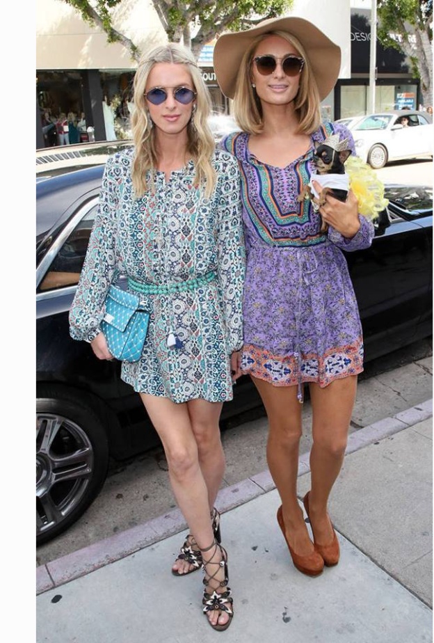 باريس هيلتون وشقيقتها نيكي بأناقة ربيعية في لوس أنجلوس