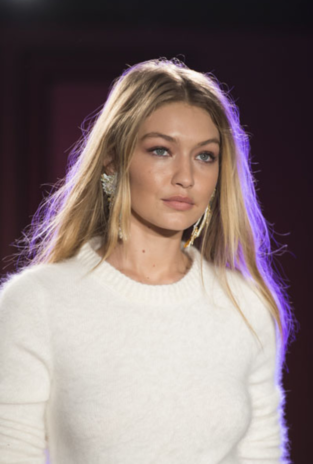 جيجي حديد بمكياج طبيعي في عرض Brandon Maxwell