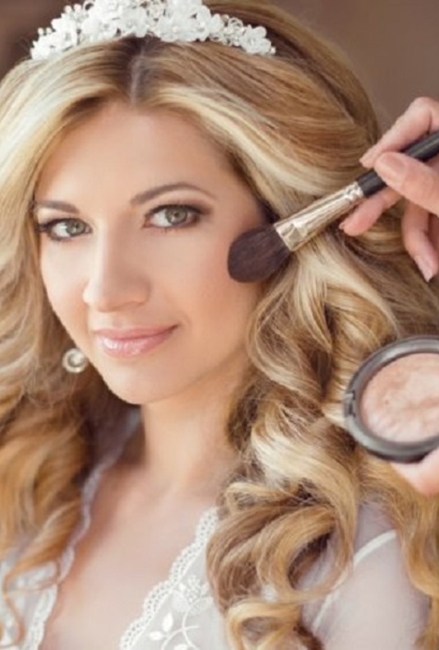 بودرة الوجه تخفي عيوب البشرة