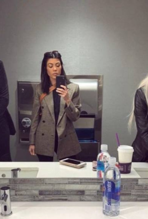 يبدو أن كورتني كاردشيان الوحيده في مزاج لالتقاط صورة سيلفي غير آبهة بشقيقتيها كيم وكلوي !