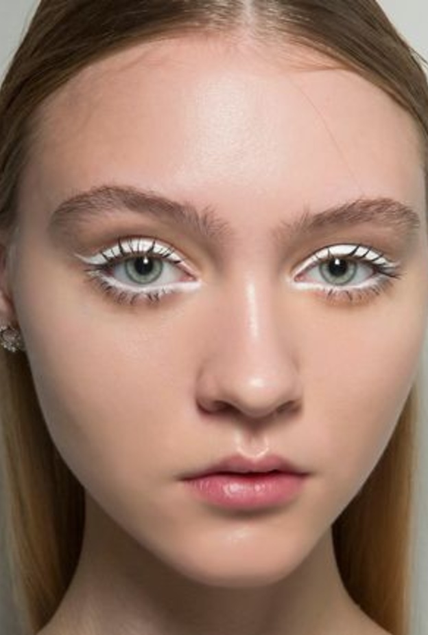 طريقة وضع الكحل الابيض للعروس بخطوط رفيعة على الجفون