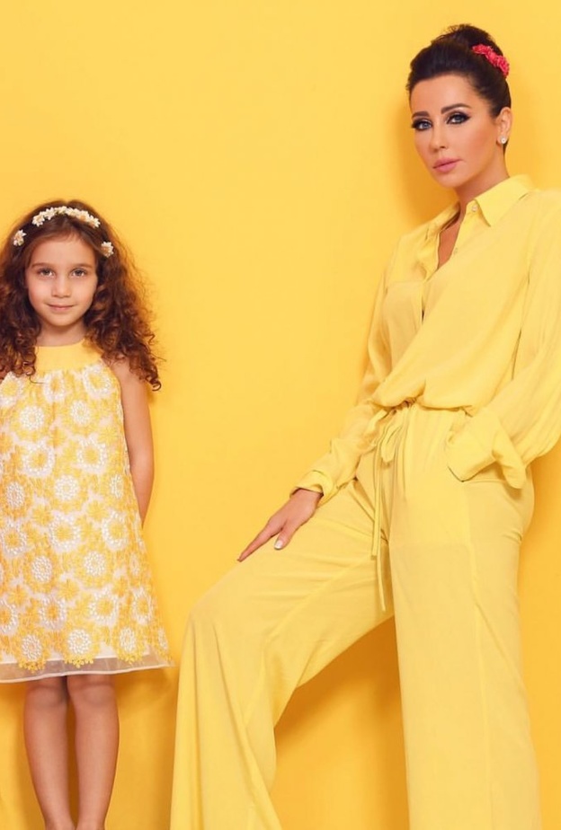 اطلالة كاجوال بين أصالة وابنتها
