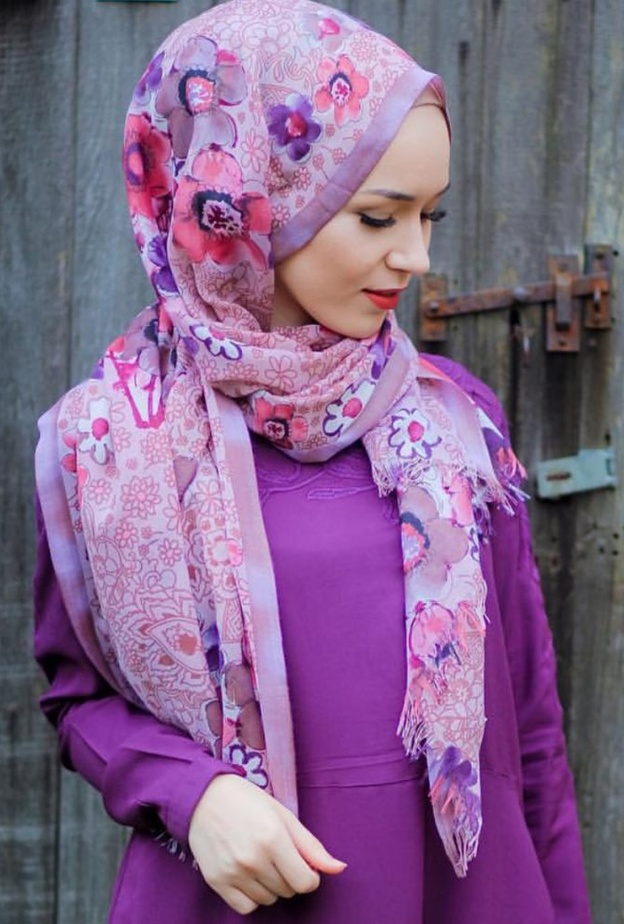 لفات حجاب مزينة بالورود المشرقة مع ربطها بطريقة منسدلة