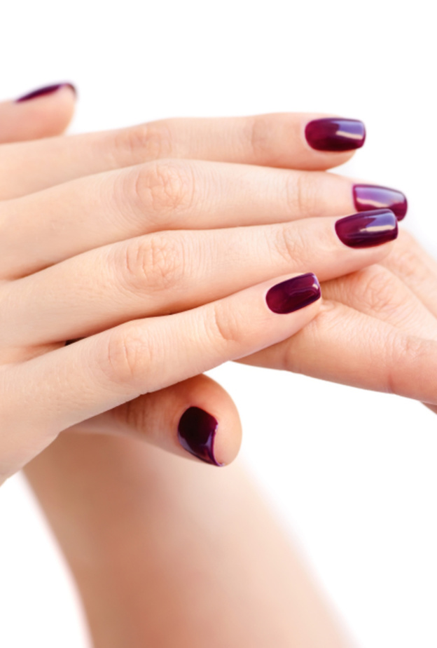 طلاء الأظافر الوردي الفاتح هو من أجمل الألوان