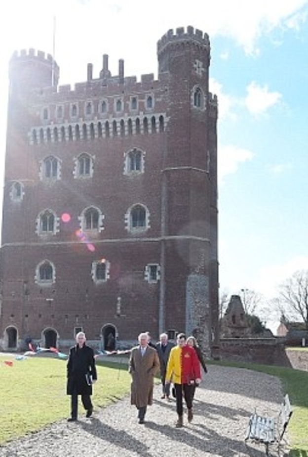 صور طريفة للأمير تشارلز أثناء زيارته لسوق خضار