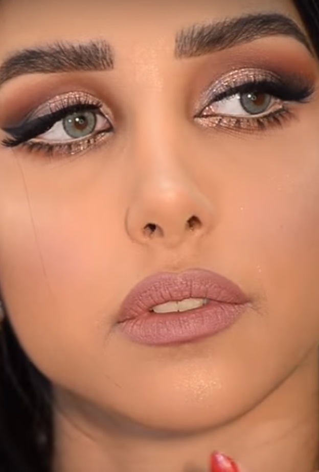 مكياج رائع للعروس صاحبة العيون المبطنة