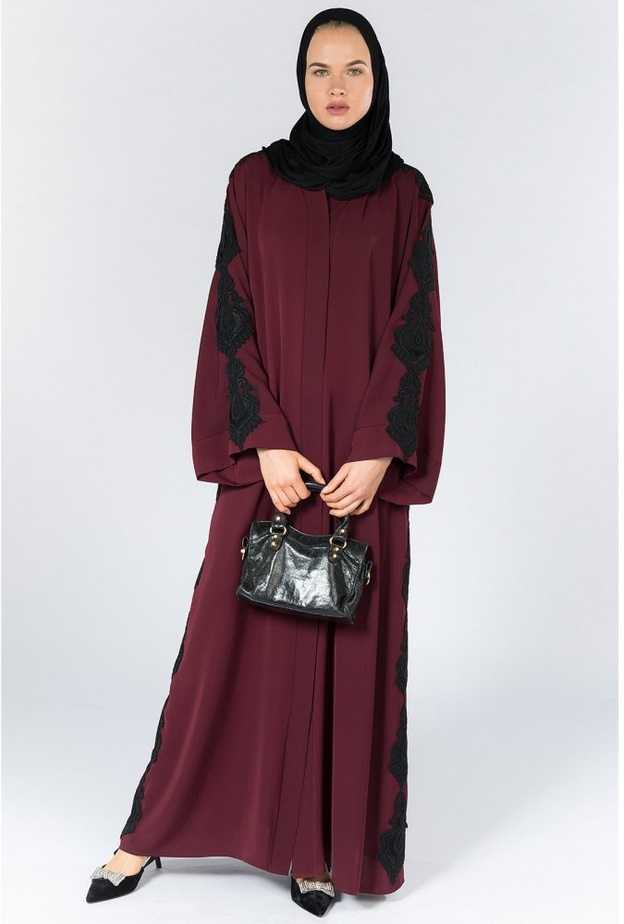 تألقي برقي وأناقة بأجمل تصاميم العبايات الملوّنة