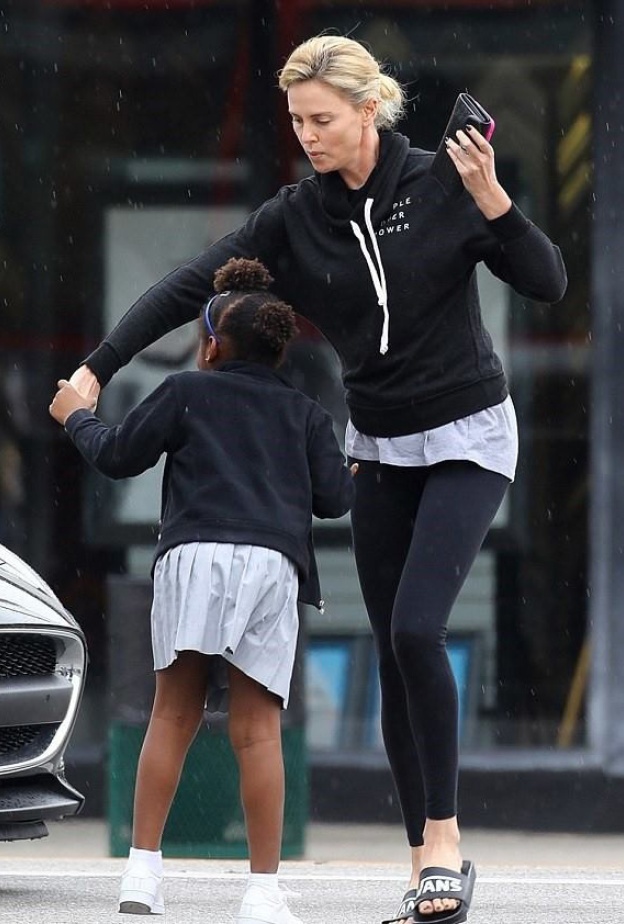 تشارليز ثيرون باطلالة كاجوال خلال شرائها المثلجات لابنها بالتبني جاكسون