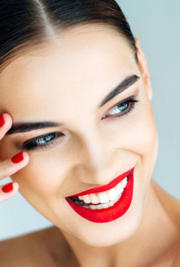 رسم الحواجب بالجل يعطيكي حواجب مثالية محددة و عريضة