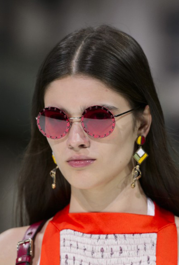 موديلات نظارات شمسية بأسلوب دائري وملون للربيع.