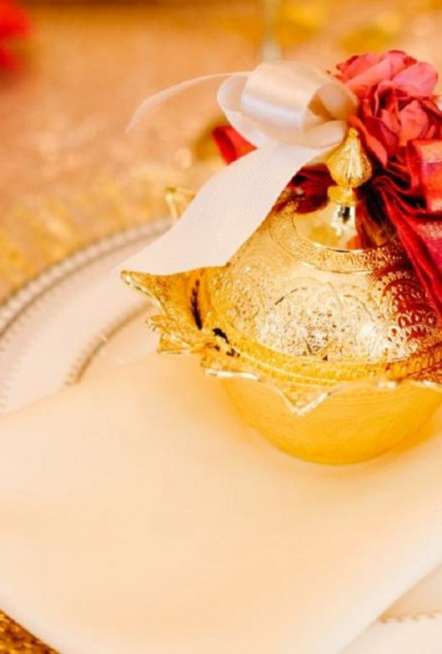 الذهبي يمنح الزفاف فخامة