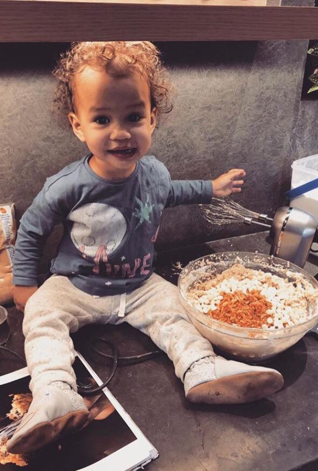 كريسي تايجن تنشر صورة ظريفة لابنتها خلال اعدادهما للكوكيز