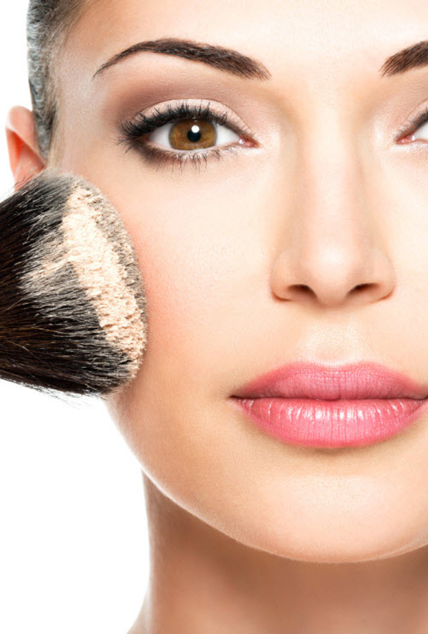 ضعي الباودر المات حتى يدوم المكياج