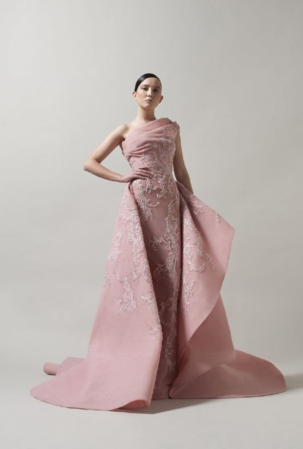 فساتين خطوبة انيقة و راقية باللون الزهري من مجموعة جورج حبيقة للهوت كوتور لربيع 