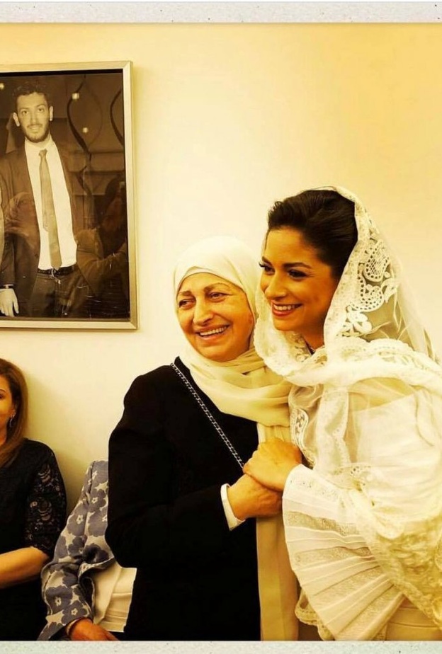 النائب بهية الحريري مع ابنها العروس علا اثناء عقد القران