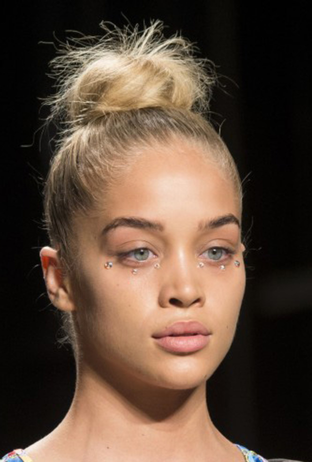 تسريحات شعر ربيعية سهلة مع الكعكة العالية من Jeremy Scott