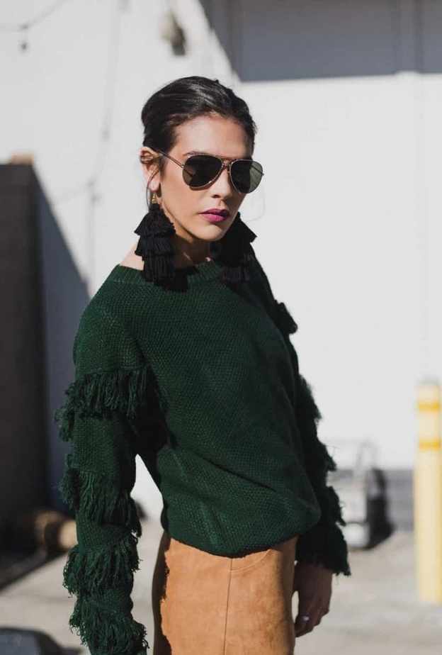 اطلالات جذابة وشبابية بأسلوب أنيق بتنسيق أقراط التاسيل