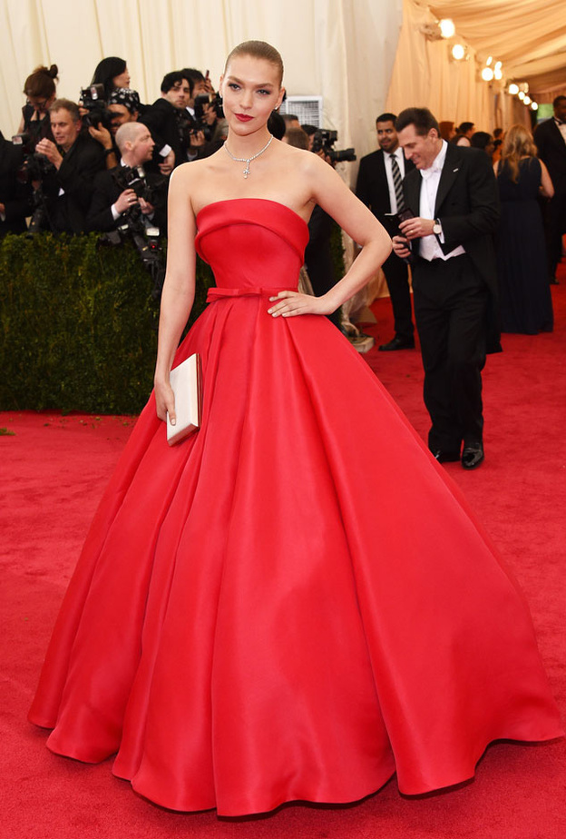 Ralph and Russo فستان راقي ومفرّش من رلف أند روسو اعتمدته ازيزونا ميوز