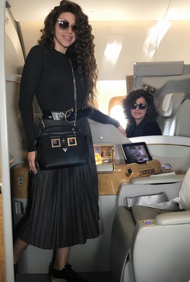 ميريام فارس لا تتخلى عن الاكسسوارات الفاخرة