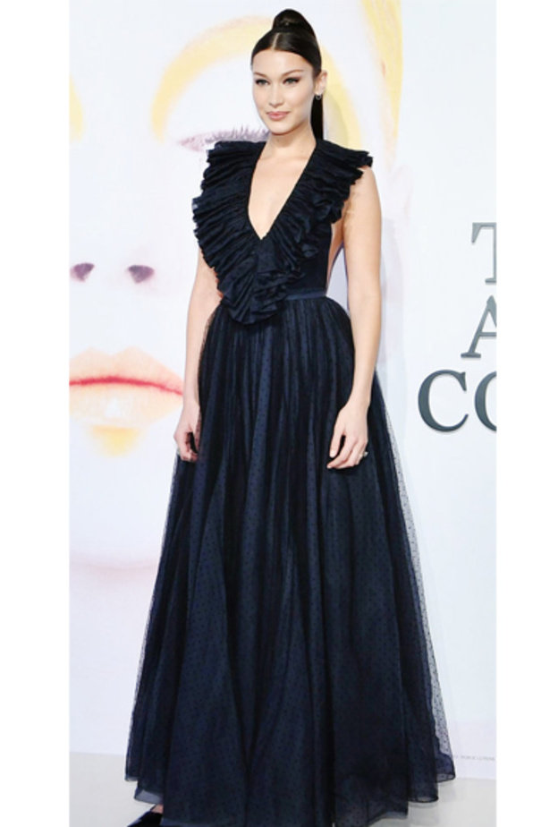 كيت ميدلتون ‏kate Middleton‏ ‏ تنسّق مع معطف ‏Goat‏ التوب المطبعة بالورود والبنطلون الاسود 