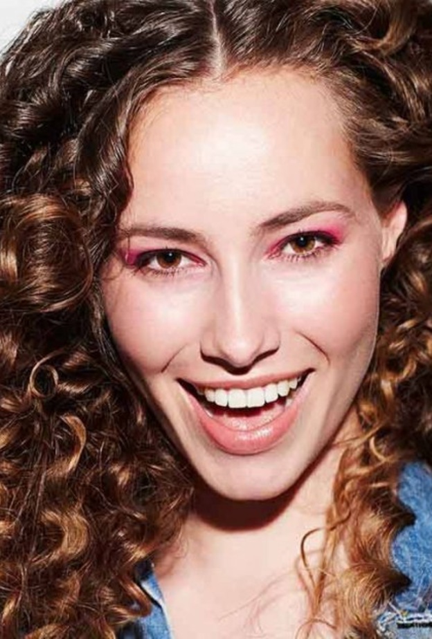 تعلمي كيفية العناية بالشعر المجعد