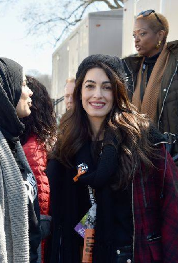 أمل كلوني خلال مشاركتها في مظاهرات "مسيرة من أجل أرواحنا" في العاصمة الأمريكية واشنطن