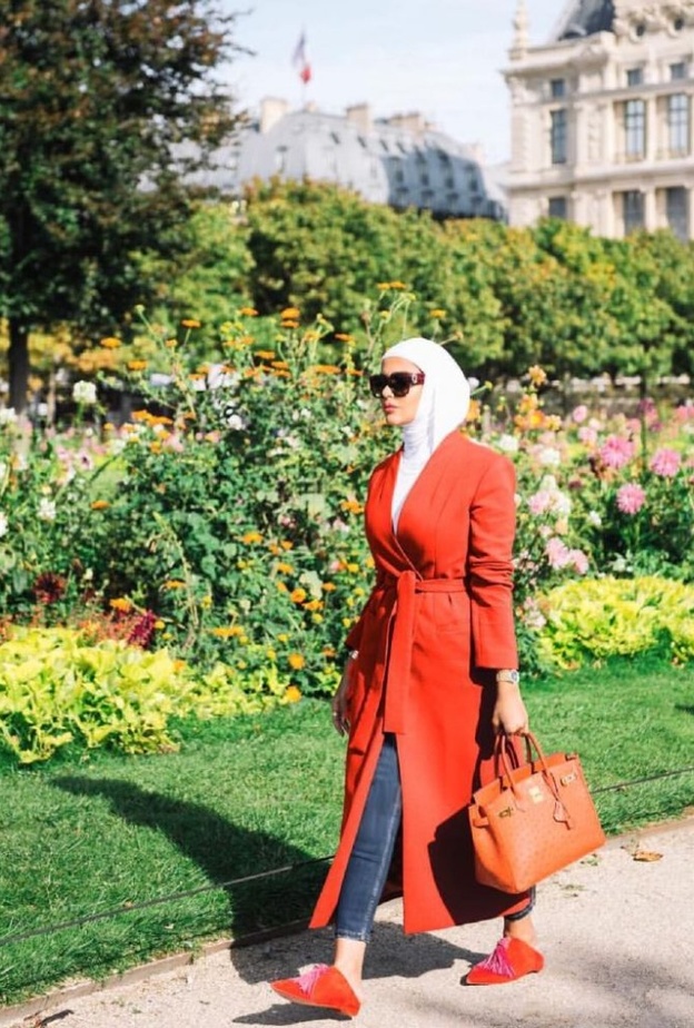 فاطمة حسام تعتمد اللون الاحمر بتنورة مقلّمة