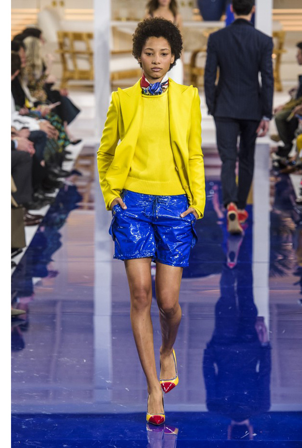 كيفية تنسيق الملابس الجلد اللامع لربيع 2018