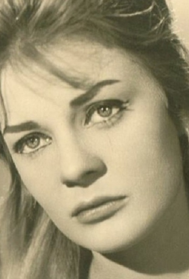 لبنى عبد العزيز بين احدث صورة لها وبين مرحلة شبابها