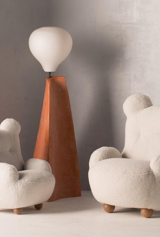 كرسي مودرن بتصميمه و لونه لديكور غرف الجلوس