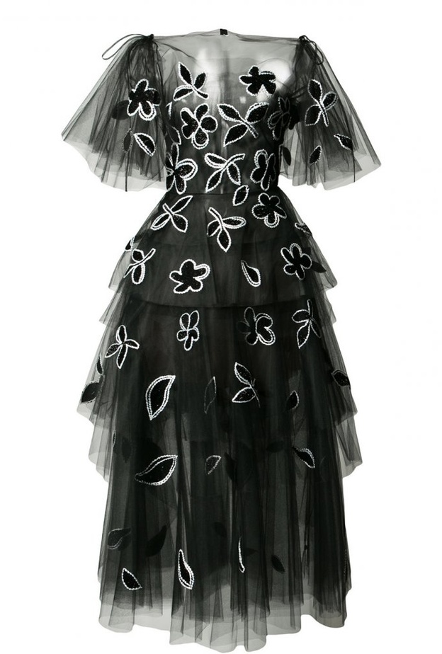 فستان من ريم عكرا من التول المطرز والبروكار