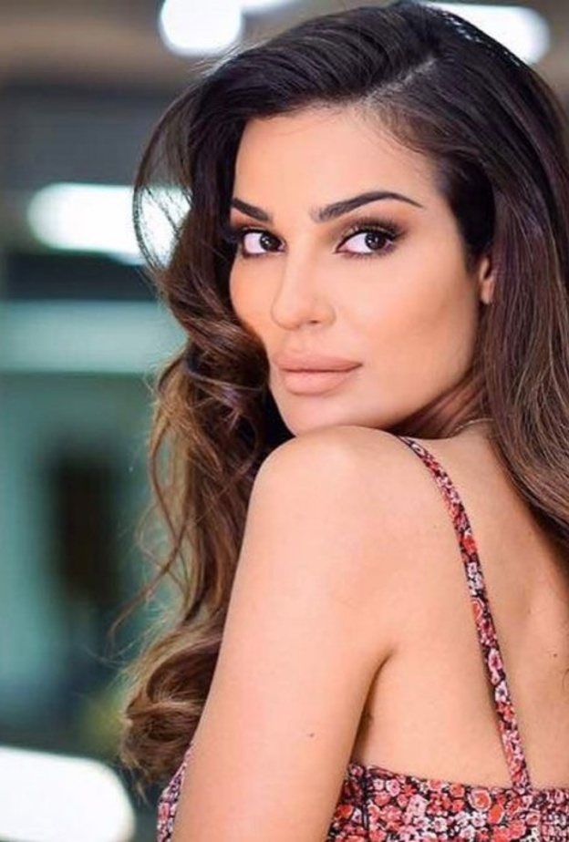 نادين نجيم بالشعر الطويل