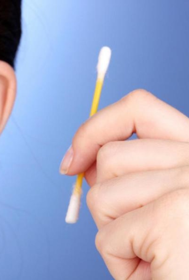 رئيسية وأولى أعواد القطن هي الطريقة المعتادة لتنظيف الأذن