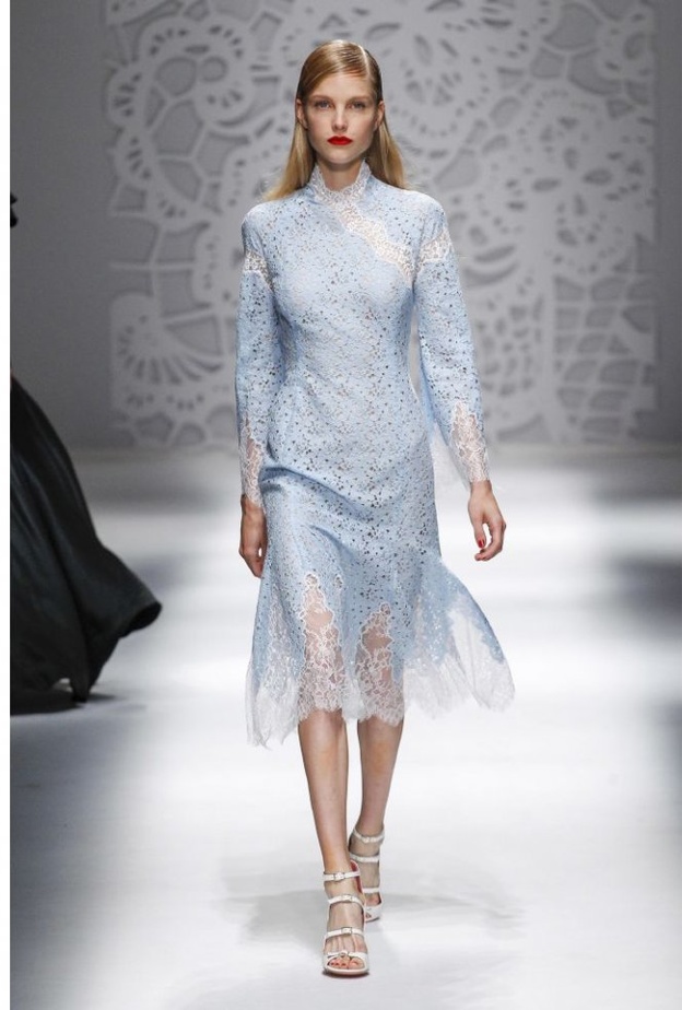 اخطفي الأنظار بأسلوب رومانسي بفستان الدانتيل ومستوحى من عرض بلومارين