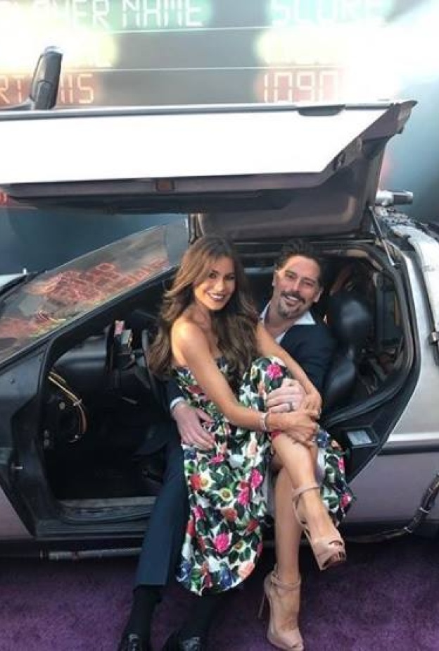 صوفيا فيرغارا في "آلة الزمن" مع زوجها أثناء العرض الأول لفيلم Ready Player One