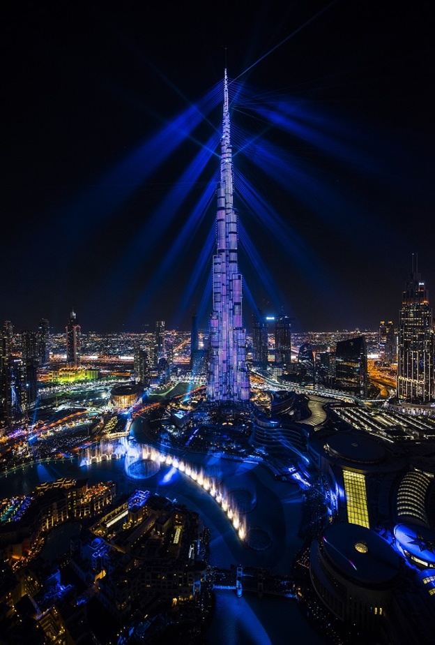 شاهدوا عرض أغنية Skyfall  على واجهة برج خليفة في دبي