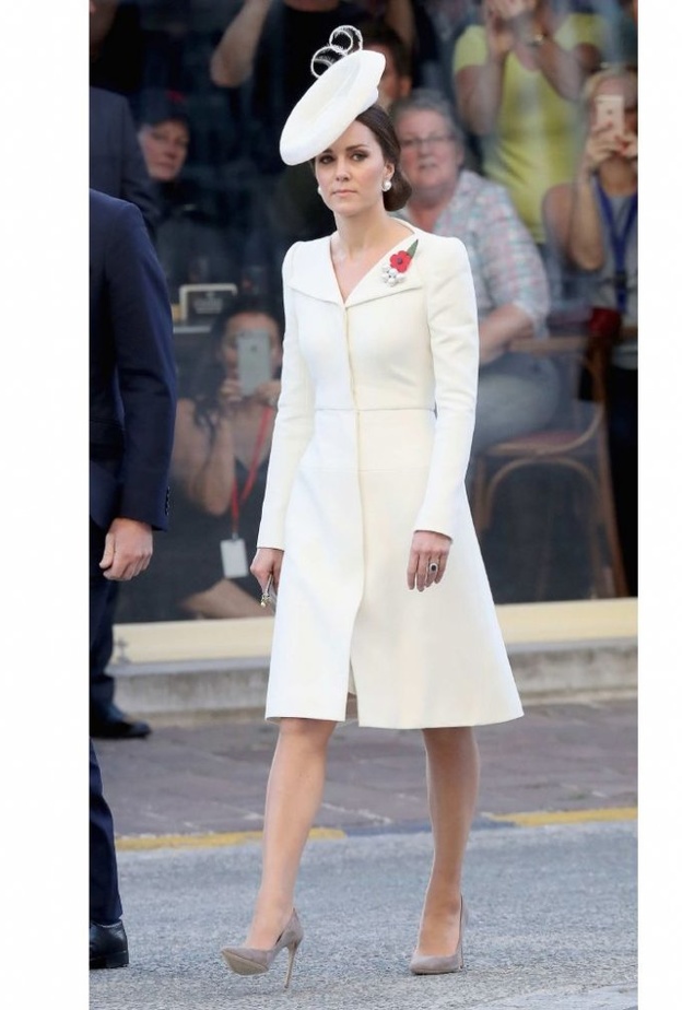 الاميرة هيا بنت الحسين ترتدي القبعة العصرية مع طبعات الورود