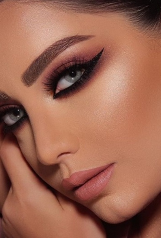 مكياج وردي مع اللمسات البيضاء الجميلة للعروس