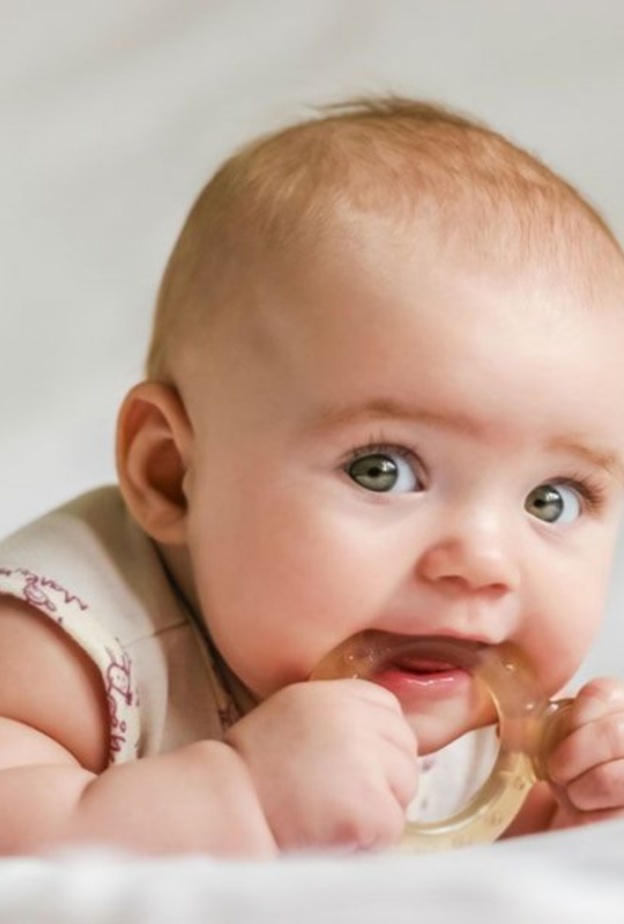  تختلف مراحل التسنين بين الاطفال على حسب حالتهم الصحية وطبيعة أجسامهم