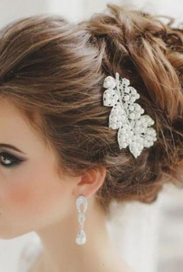 تسريحة منخفضة جانبية للعروس الخليجية