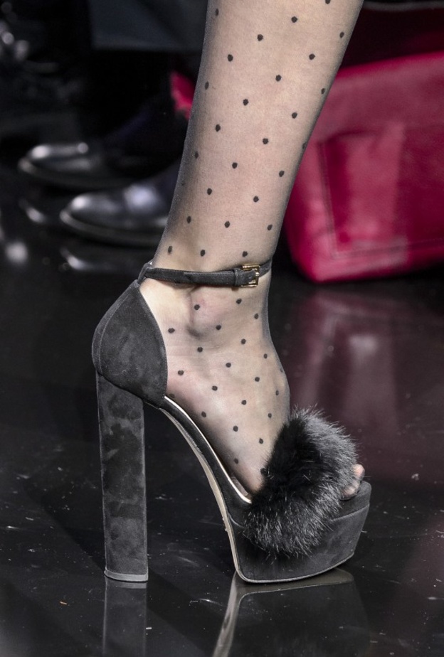 daks حذاء يومي بلون جميل لتعتمديه مع سراويلك العالية الخصر.