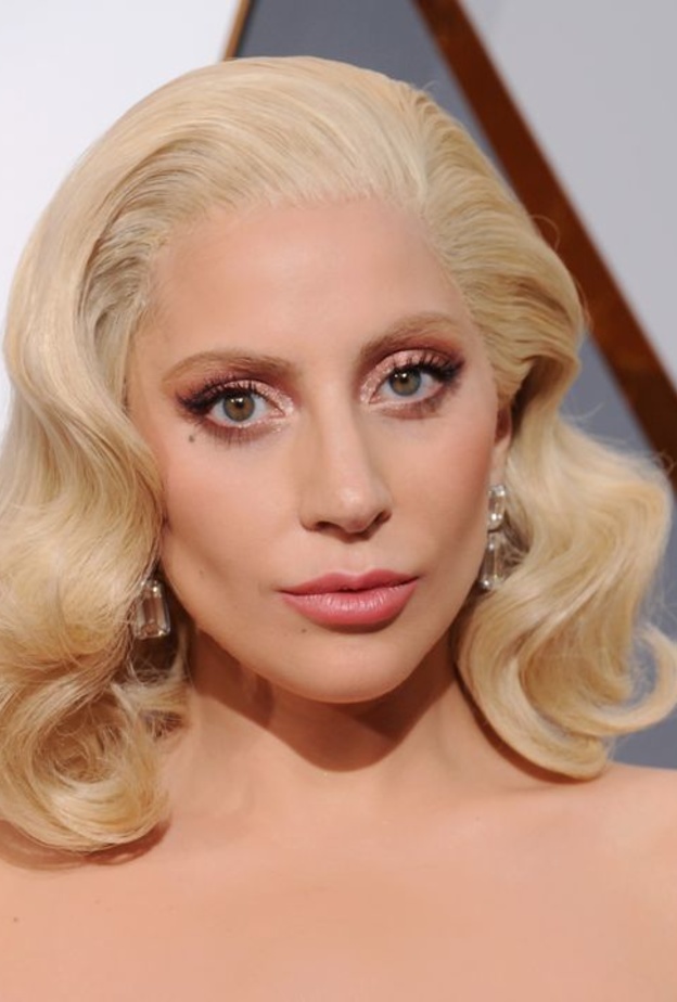 رسمات الايلاينر بخطوط مجنحة على طريقة ليدي جاجا