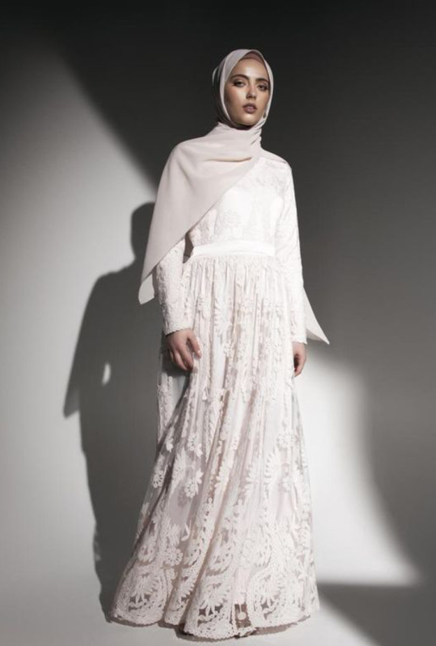 اطلالات ناعمة وجذابة للمحجبات بفساتين الدانتيل الطويلة والأنيقة